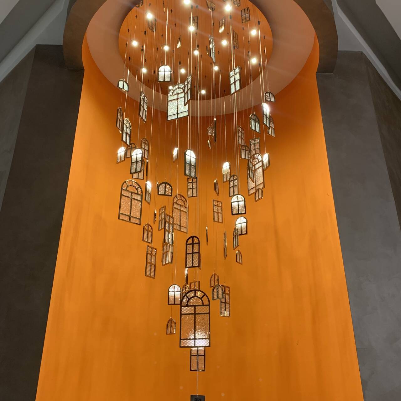 Modern Creative Round Floating Glass Windows Chandelier for Living Room/Hotel/Restaurant