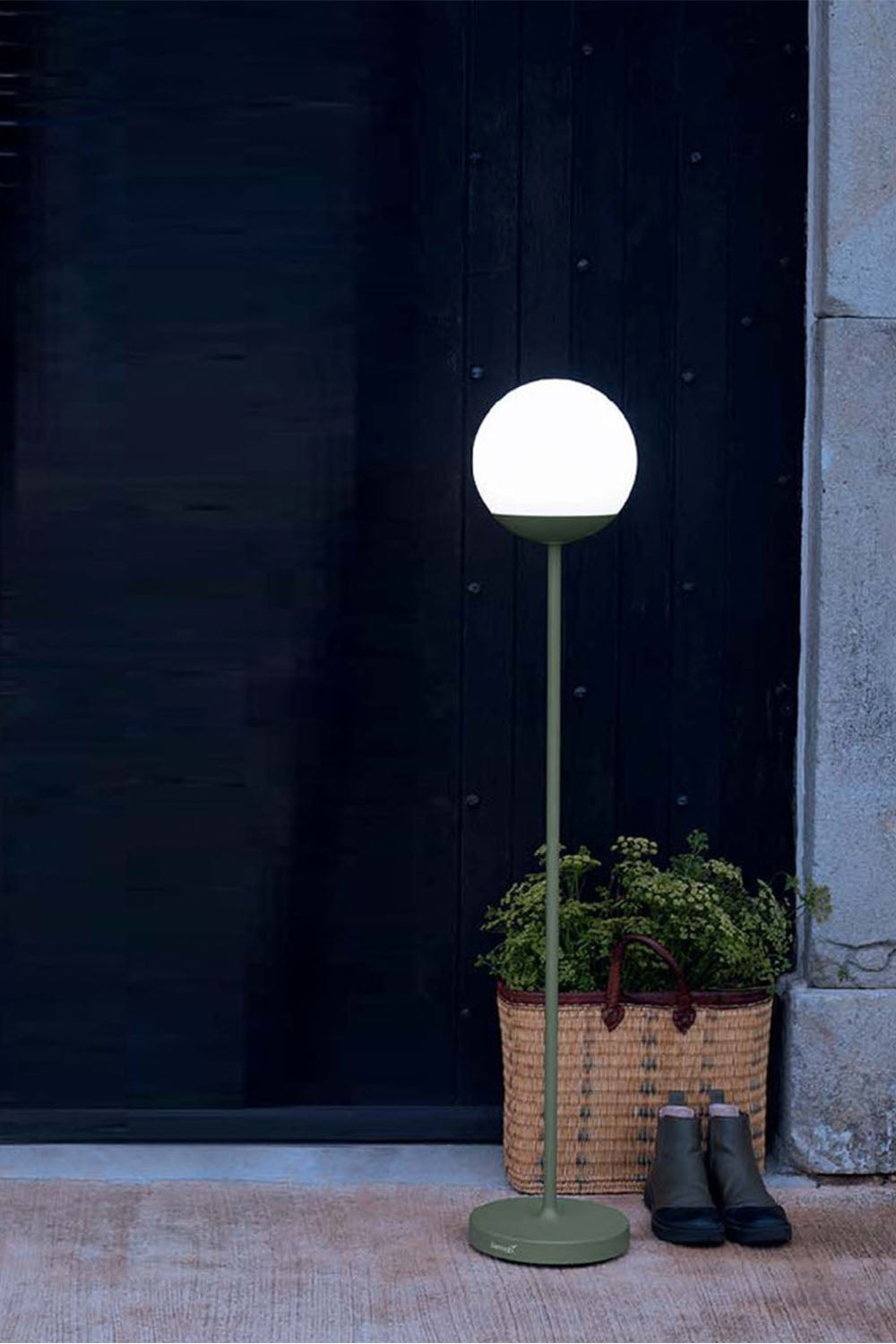 Mooon Outdoor Rechargeable Floor Lamp - view 2 | morylighting