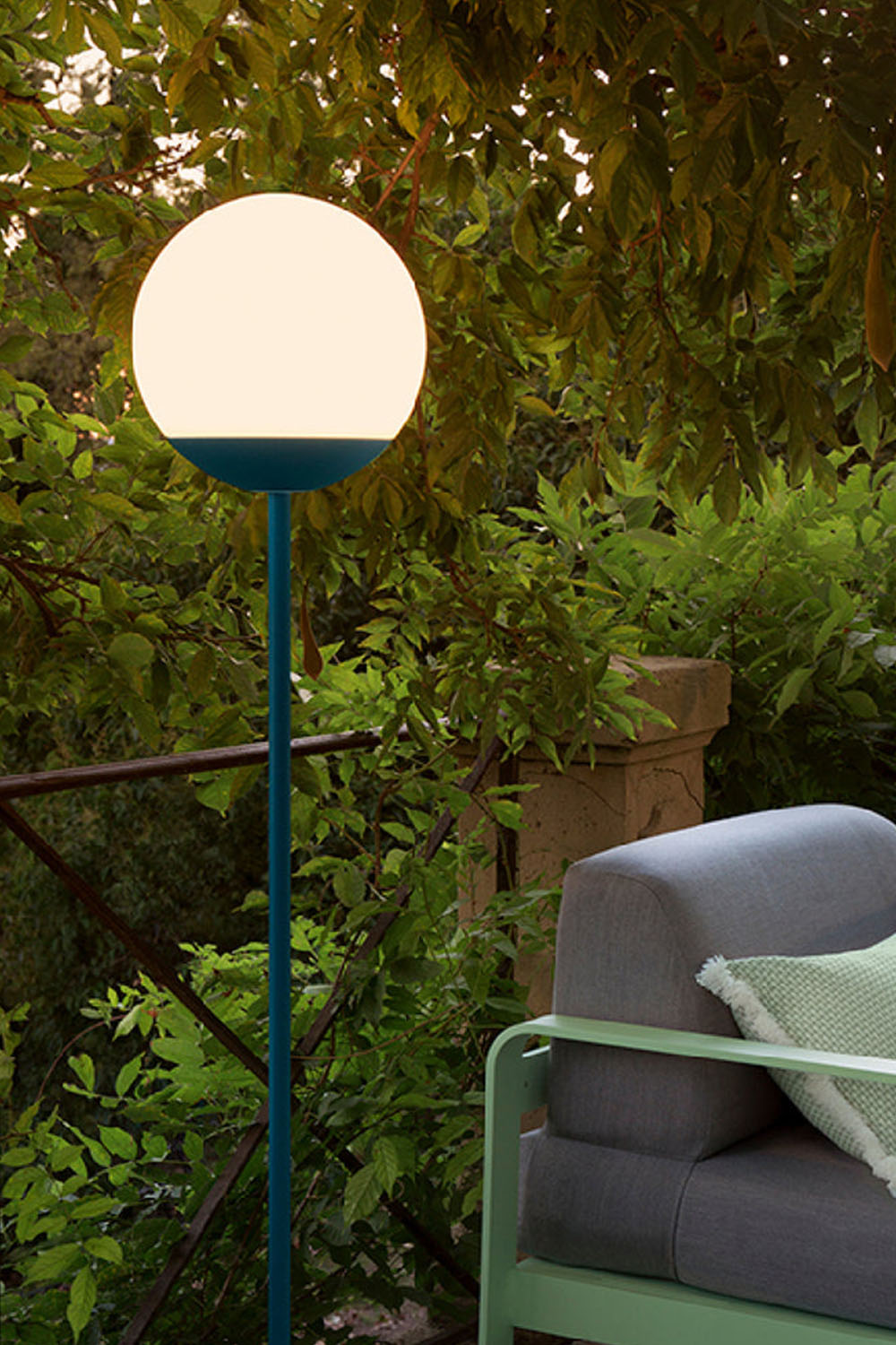 Mooon Outdoor Rechargeable Floor Lamp - view 4 | morylighting