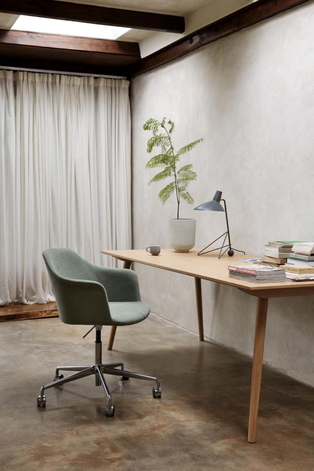 Tripod HM9 Table Lamp - morylighting